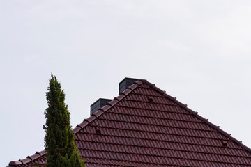 Fototapeta na wymiar schicke Schornsteine auf einem Dach