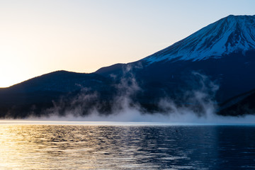 夜明けの富士山