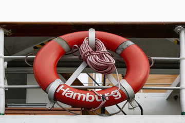 Rettungsring mit Seil und der Aufschrift 'Hamburg