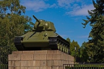 ein Panzer steht auf einen Podest in Berlin