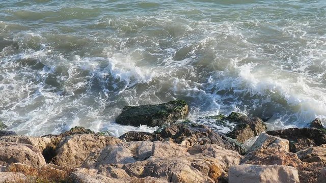 El mar rompiendo en las rocas