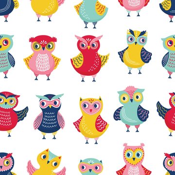 Colorful seamless pattern with adorable owls on white background. Backdrop with cartoon smart forest birds. Childish vector illustration in flat style for wrapping paper, fabric print, wallpaper.
