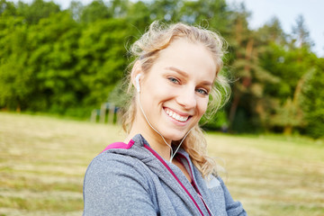 Junge Frau freut sich auf das Training