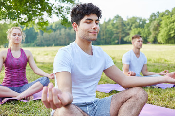 Mann macht Yoga Meditation