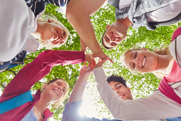 Studenten geben sich ein High Five