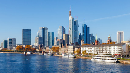 Obraz premium Frankfurt am Main, Blick von der Alten Brücke auf die Skyline. 18. November 2018.