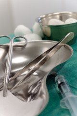 Operationsbesteck in Nierenschale