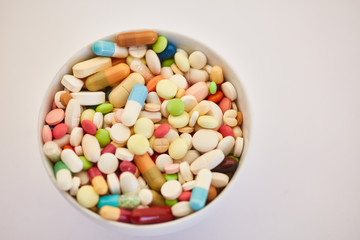 Viele bunte Medikamente in Schale