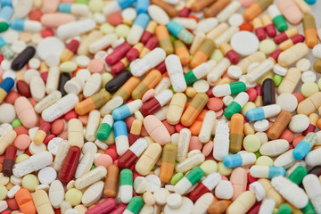 Hintergrund aus bunten Medikamenten und Pillen