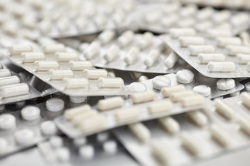 Viele weiße Pillen in Blister Verpackung