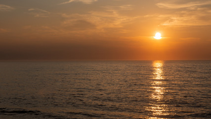 Atardecer dorado con el sol bajo