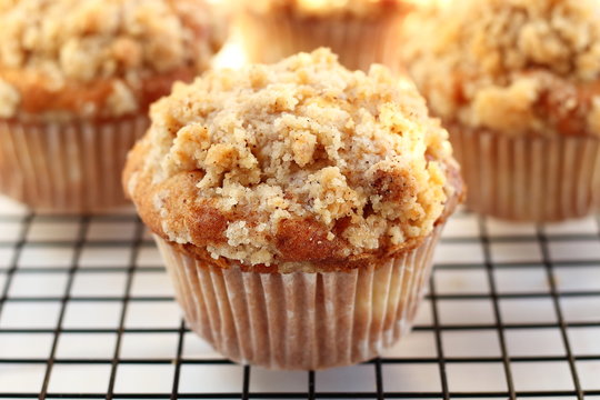 Peach muffins with streusel on the whire rack