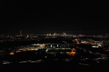 Fototapeta na wymiar Frankfurt aus der Luft bei Nacht - Skyline und Autobahnen
