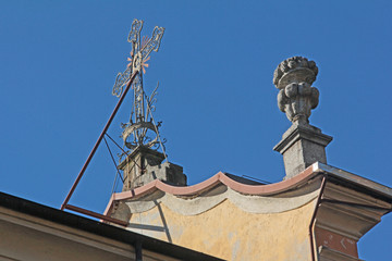 Fototapeta na wymiar Giebel mit Kreuz in Italien