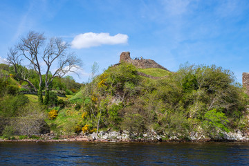 Ruinen der Burg Urquhart am Loch Ness in Schottland