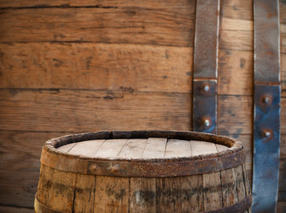 Obraz premium background of barrel and worn old table of wood