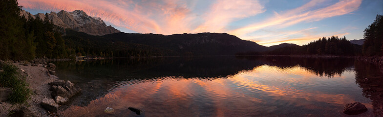 Tolles Landschaftspanorama am Eibsee bei Sonnenuntergang mit Zugspitze