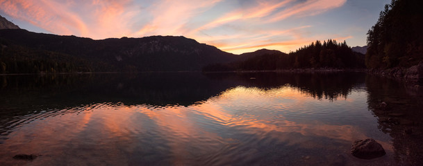 Tolles Landschaftspanorama am Eibsee bei Sonnenuntergang