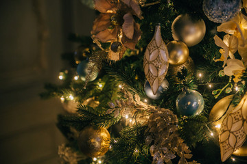 Obraz na płótnie Canvas Christmas tree decorations balls on the tree