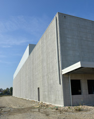 Fototapeta na wymiar Edificio industriale in cemento in costruzione