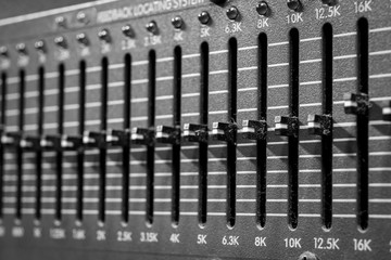 Audio graphic equalizer