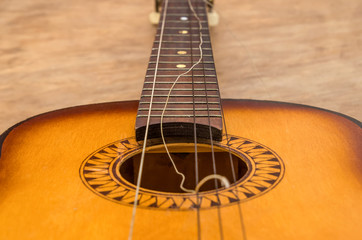 Naklejka premium Zepsute struny do gitary, naprawa gitary