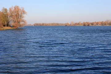 Le lac et l'automne