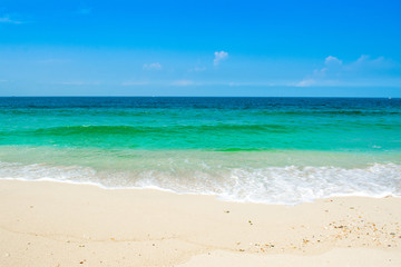 Fototapeta na wymiar Beautiful landscape of clear turquoise ocean