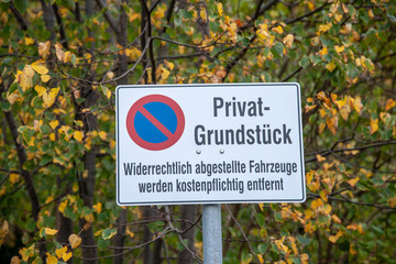 Schild zeichen verkehrszeichen privat grundstück parken verboten - obrazy, fototapety, plakaty