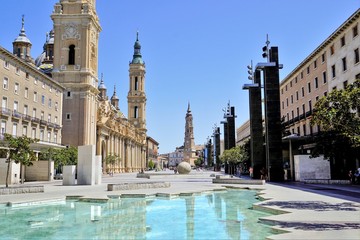 Look at the Square  “ Pilar “ , Zaragoza, Spain. - obrazy, fototapety, plakaty