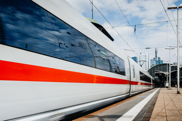 Zug fährt in den Frankfurter Bahnhof ein 