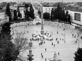 Menschen auf der Piazza del Popolo, Rom