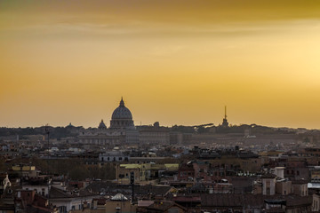 Fototapeta na wymiar Skyline von Rom und Petersdom im Abendlicht