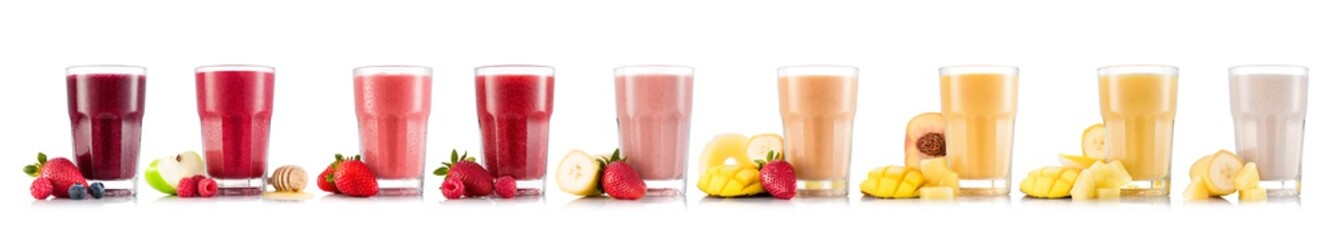 Negen smaken smoothie in glas met fruit dat op witte achtergrond wordt geïsoleerd