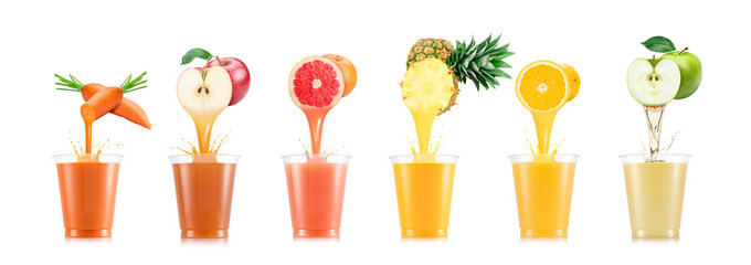 Sechs Geschmacksrichtungen von Saft, der in Plastikbecher aus Früchten gießt, isoliert auf weißem Hintergrund