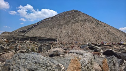 Fototapeta na wymiar Teotihuacan pyramids on a Sunday full of tourist