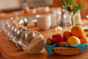 Obstkorb und Müsli am Frühstückstisch