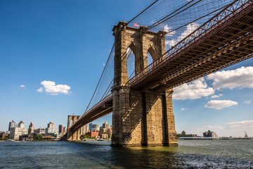 Obraz premium Zachodzące letnie słońce na Brooklyn Bridge w Nowym Jorku