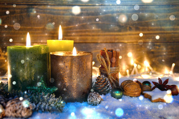 Adventskerzen im Schnee - Weihnachten Kerzen grün und braun