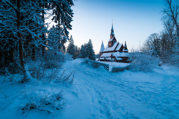 Stabkirche im Harz am Abend im Winter