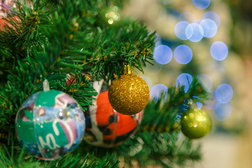 Obraz na płótnie Canvas Decorated Christmas tree in room closeup