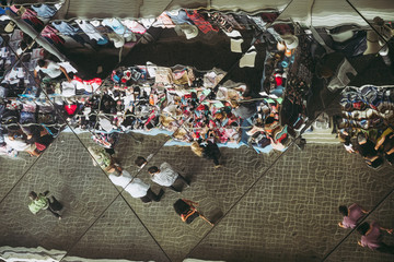 Marché aux puces Els Encants à Barcelone, plafond en miroirs