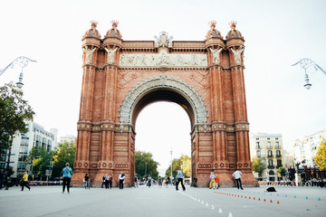 Fototapeta na wymiar arch of triumph in barcelona