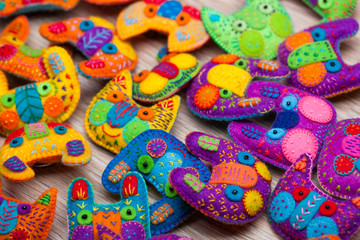 Fototapeta na wymiar beautiful photo close-up brooches, sewn by hand, bright, colored, bulk, lots