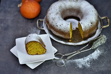 Tarte à la citrouille servie sur un plateau en cuivre sur fond gris foncé