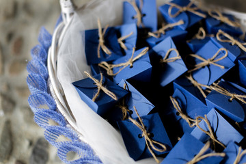 cesto in vimini pieno di bomboniere blu