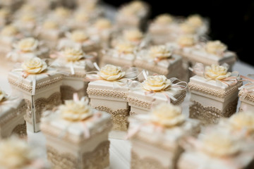 dolcetti particolarmente rifiniti sopra vassoio a specchio