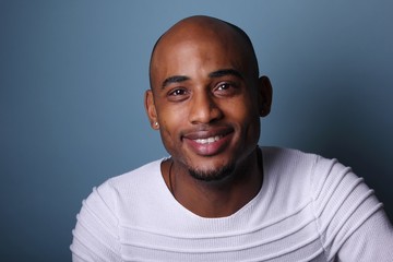 Obraz premium Black man in front of a colored background
