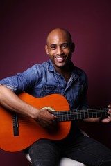 Obraz premium Black man in front of a colored background