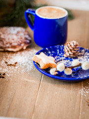 Kaffee mit weihnachtlichen Ambiente